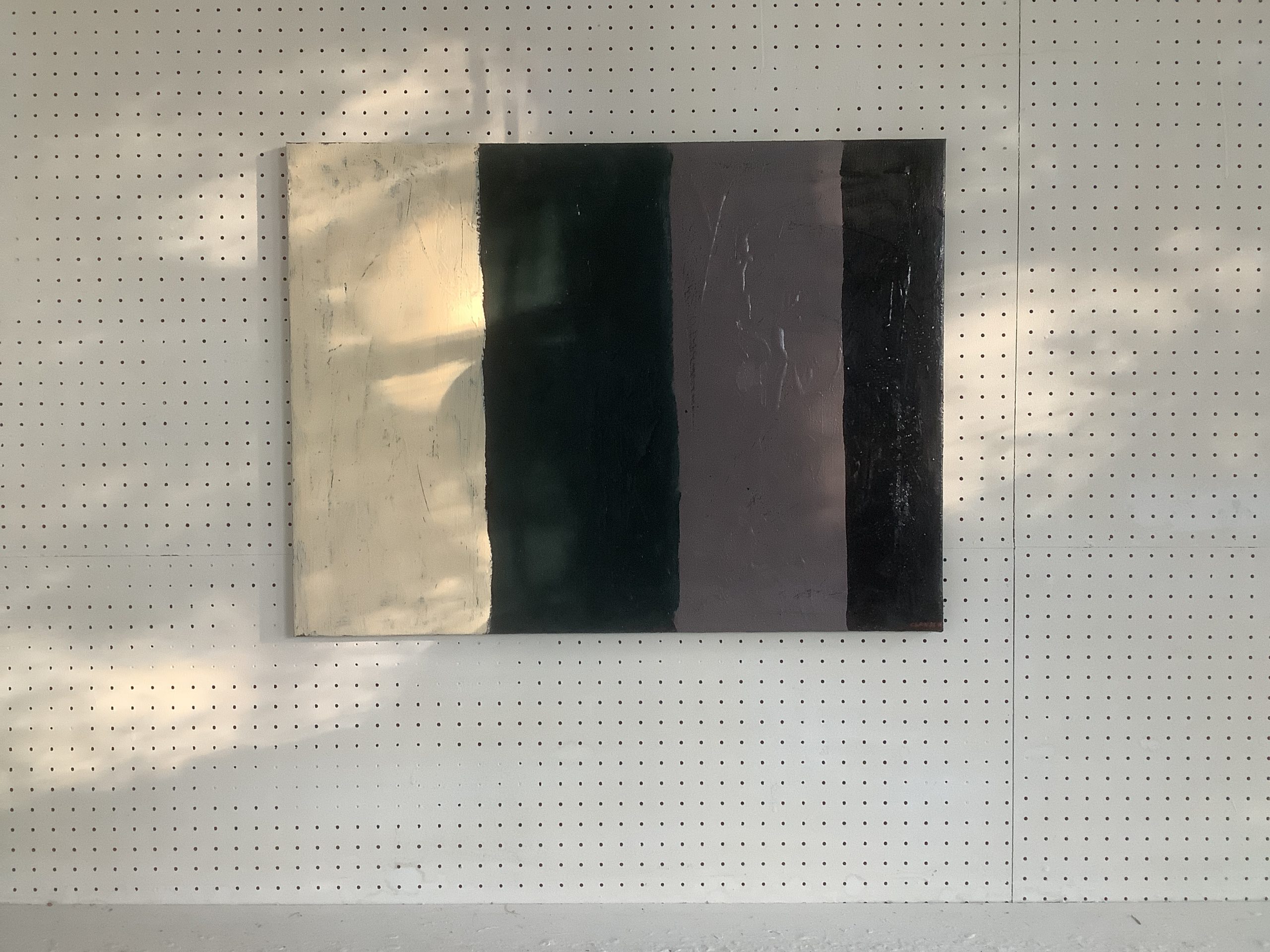 abstrakt billede med striber i sorte, beige, grå, og mørkegrøn, Hans Clausen nordic art
