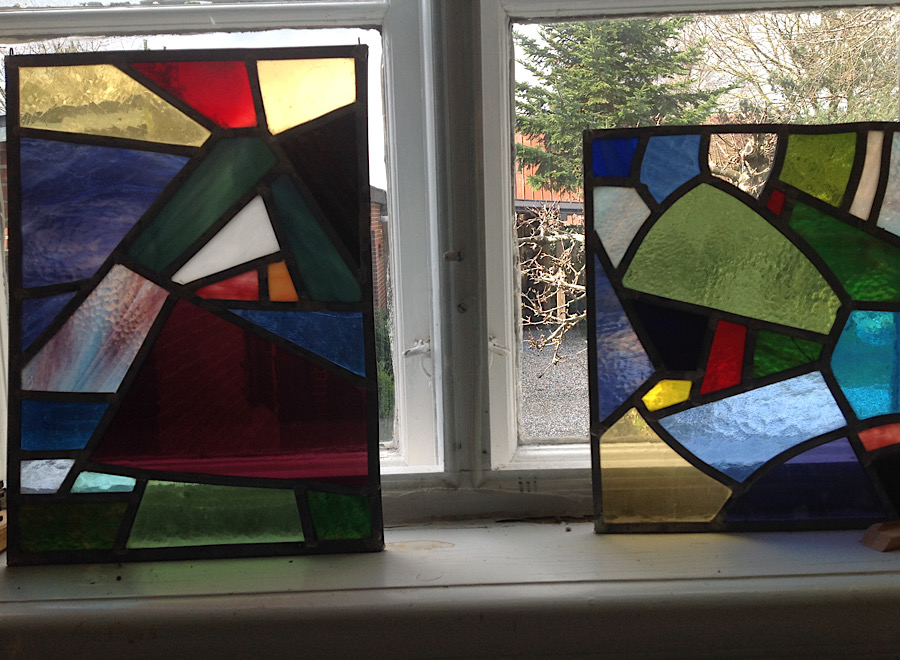 to blyindfattede abstrakte glasmosaikker i en vindueskarm