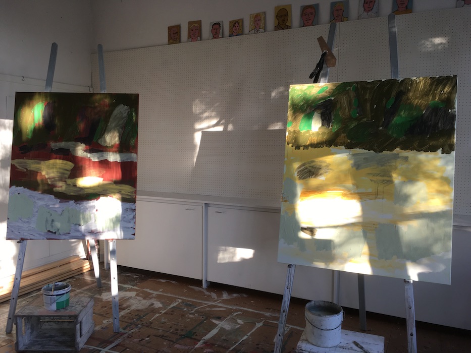 Sol på værkstedet med to staffelier og malerier fra Søbred